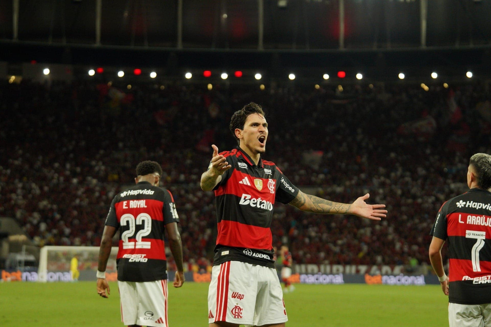 Pedro comemora gol de cabeça