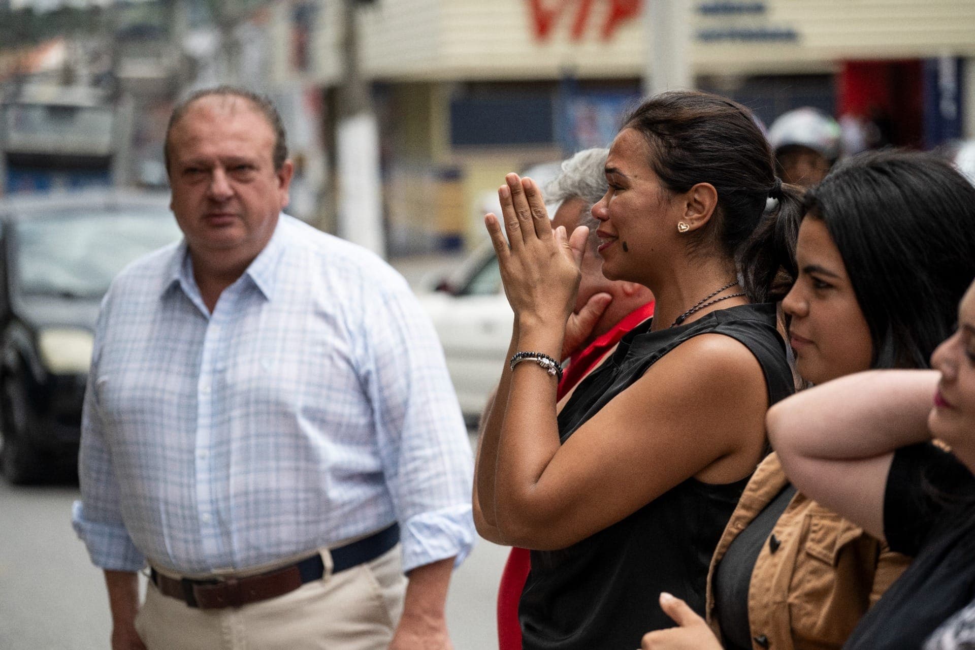 Bruna se emociona após retirar a venda.