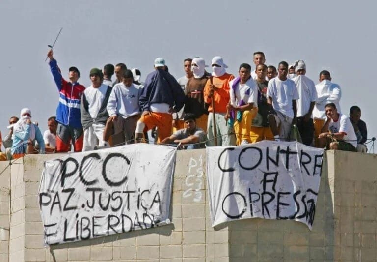 Rebeliões simultâneas ocorreram em 74 presídios