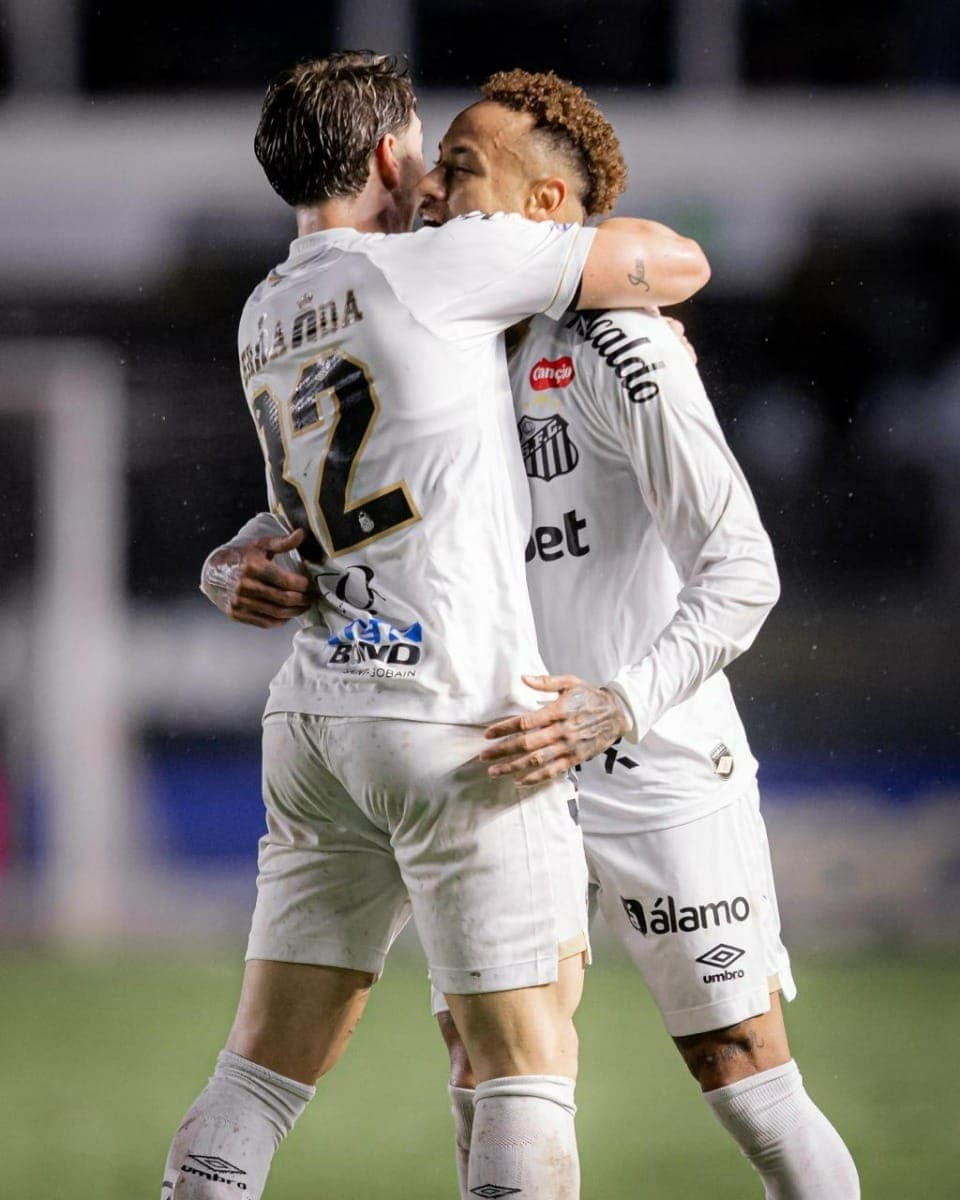 Neymar comemora gol na Vila Belmiro