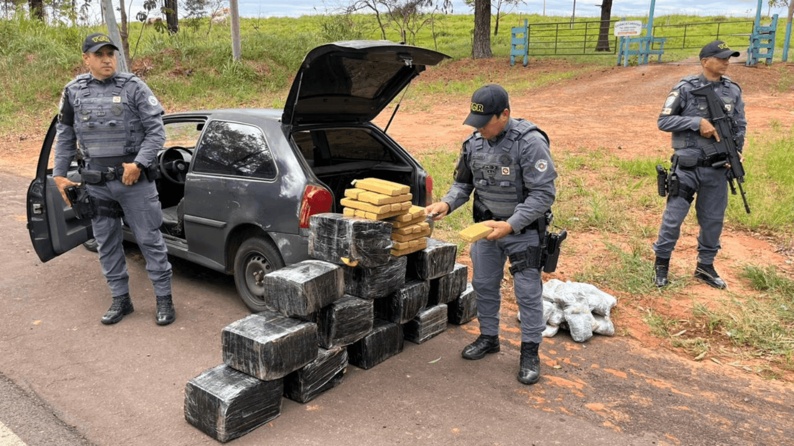 A droga estava escondida no interior veículo