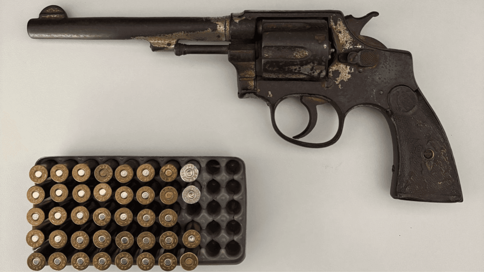 A arma estava na casa do suspeito de violência