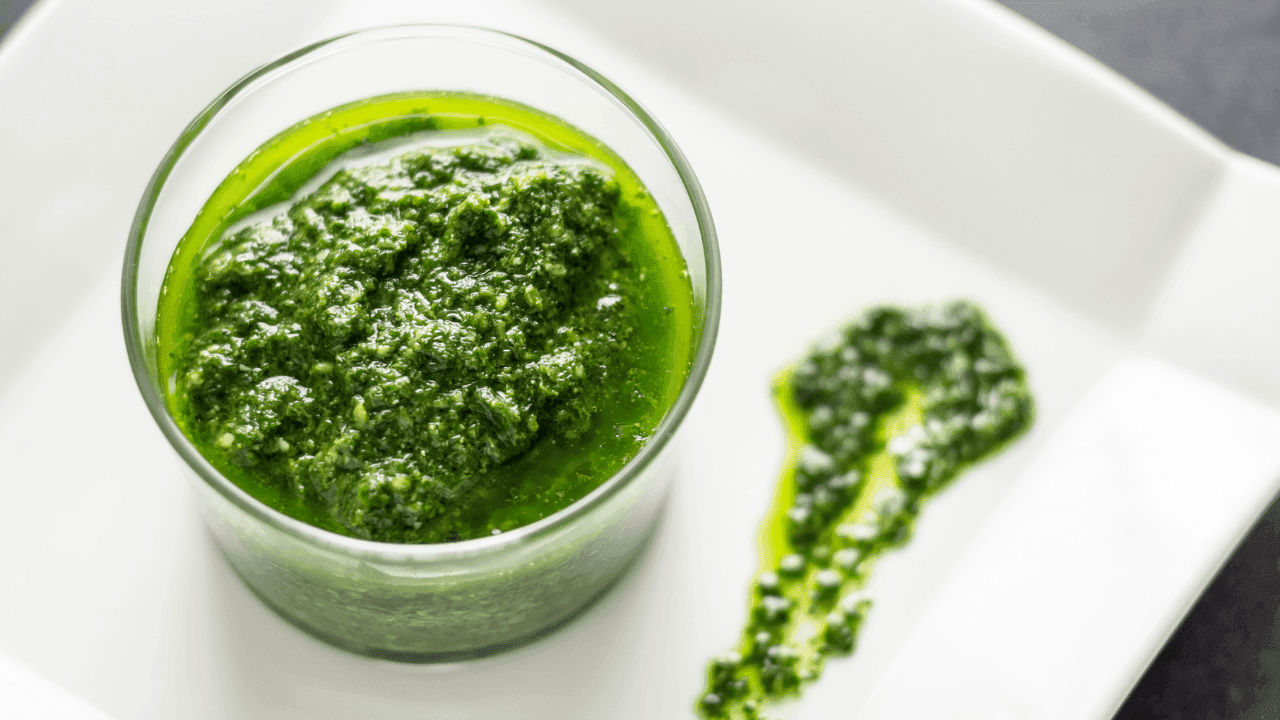 Pesto com folha de cenoura