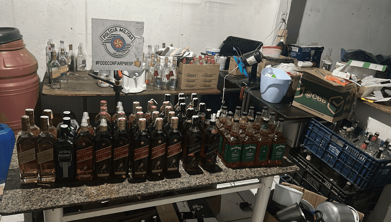 As bebidas encontradas foram apreendidas 