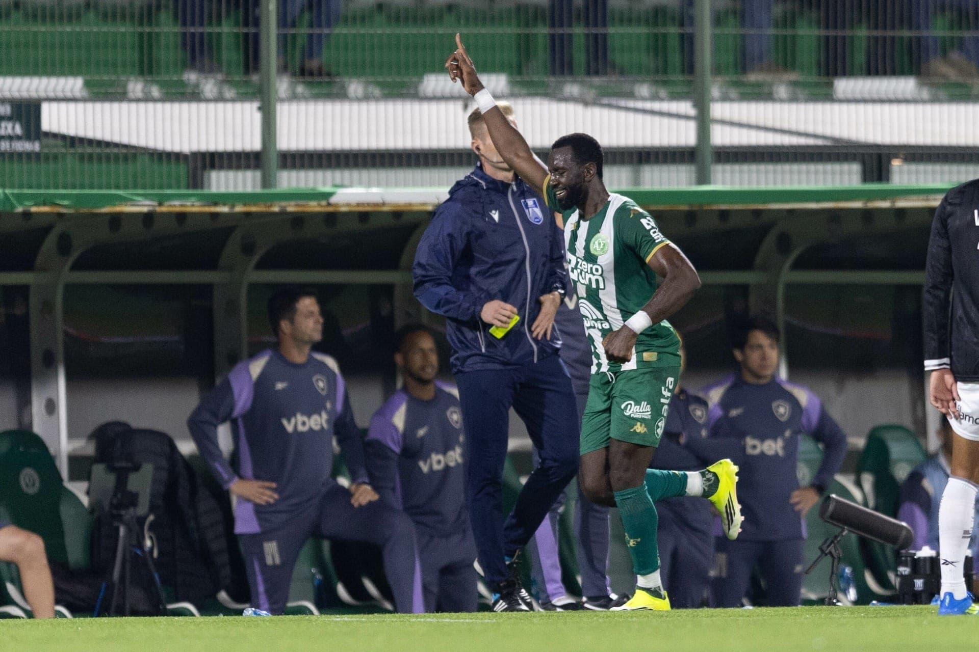 Bolasie comemora gol da Chape
