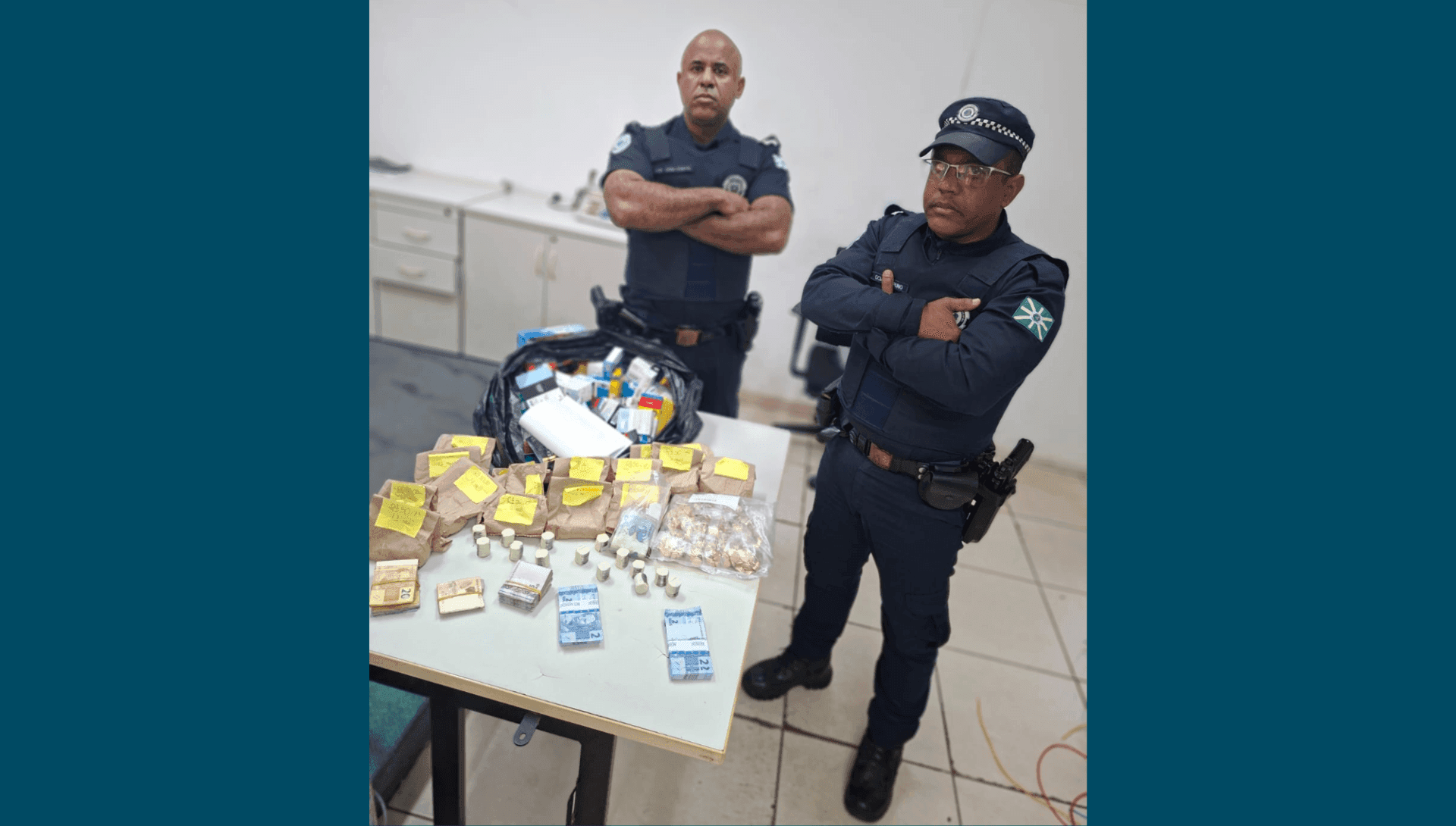 Mercadoria roubada da farmácia pelo grupo