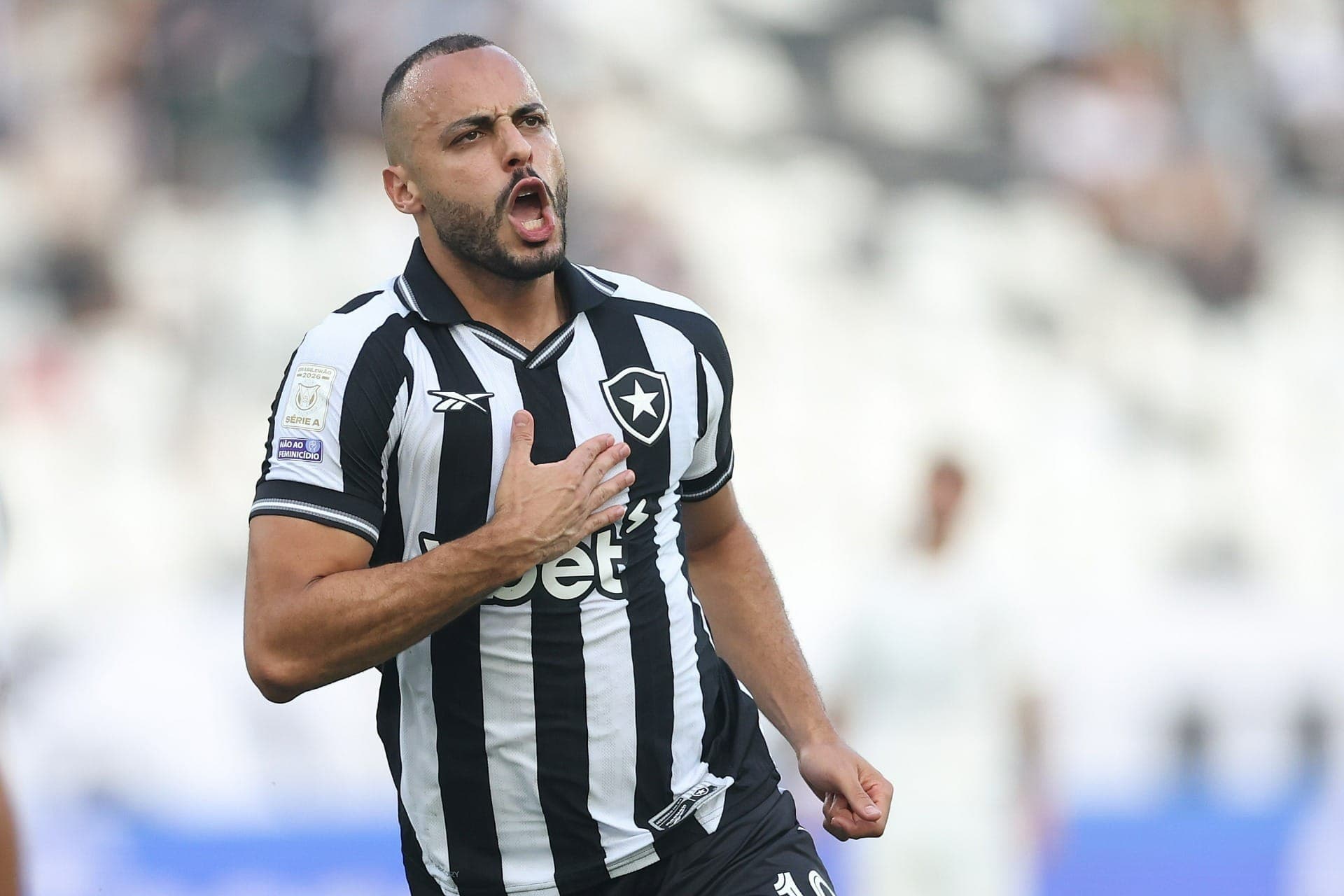 Arthur Cabral comemora gol pelo Botafogo