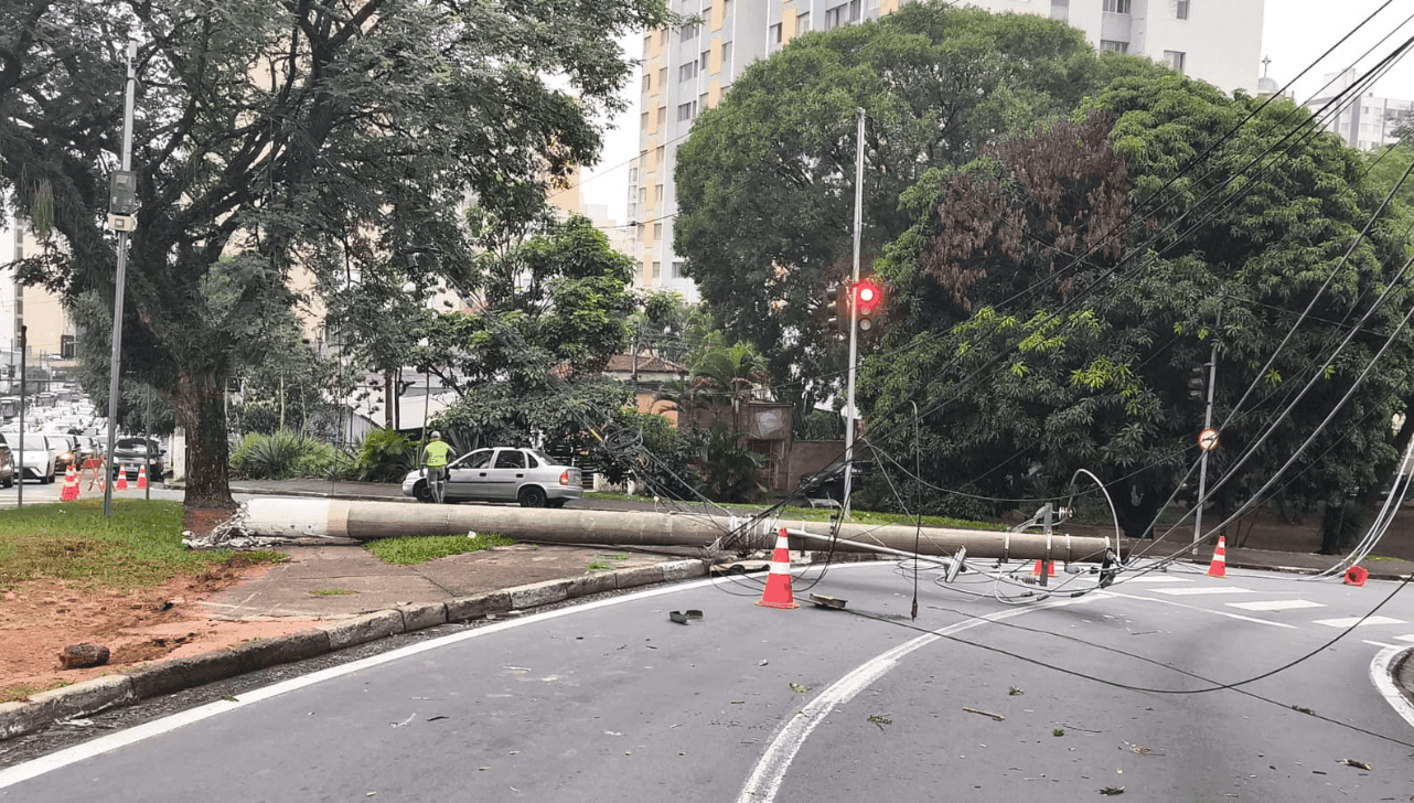 Agentes da Emdec estão no local 
