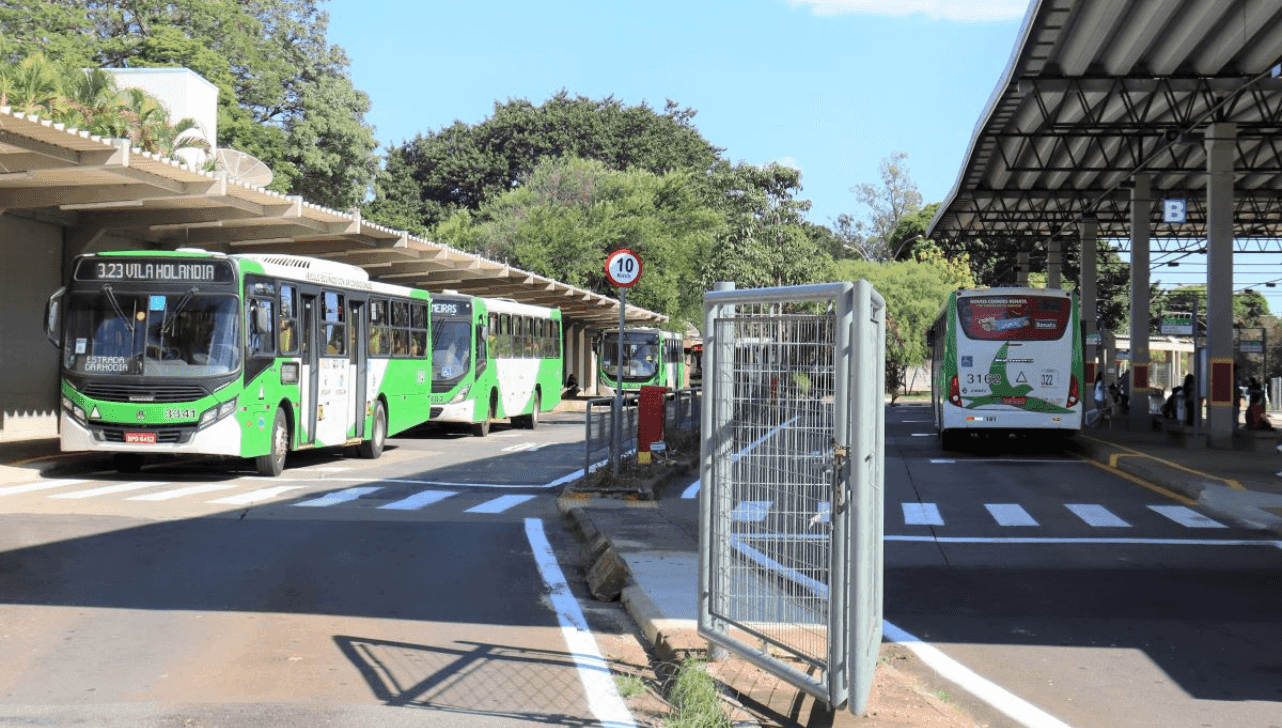 Porta de ônibus solta e é amarrada com arame