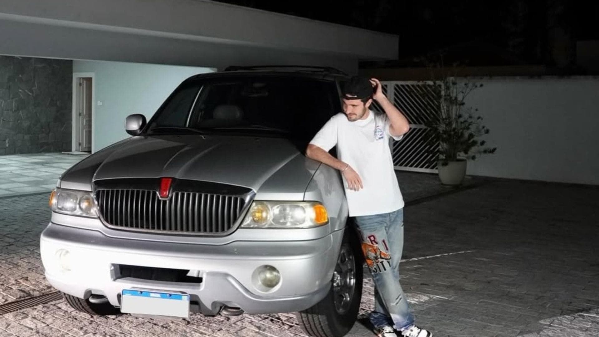 João Augusto Liberato com o carro favorito do pai