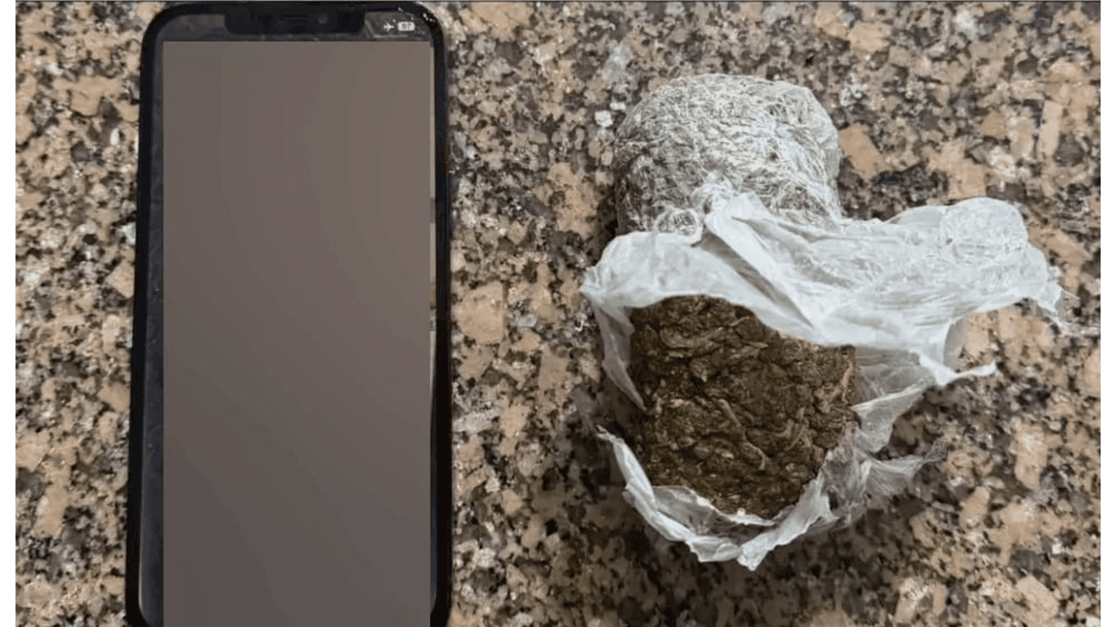 A suspeita foi detida com um pacote de maconha