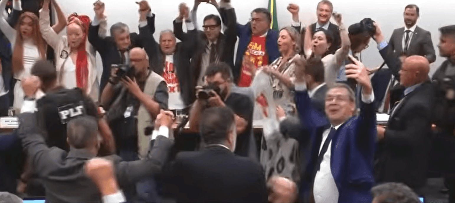 Deputados comemoram aprovação de projeto; novo texto será apreciado pela Câmara