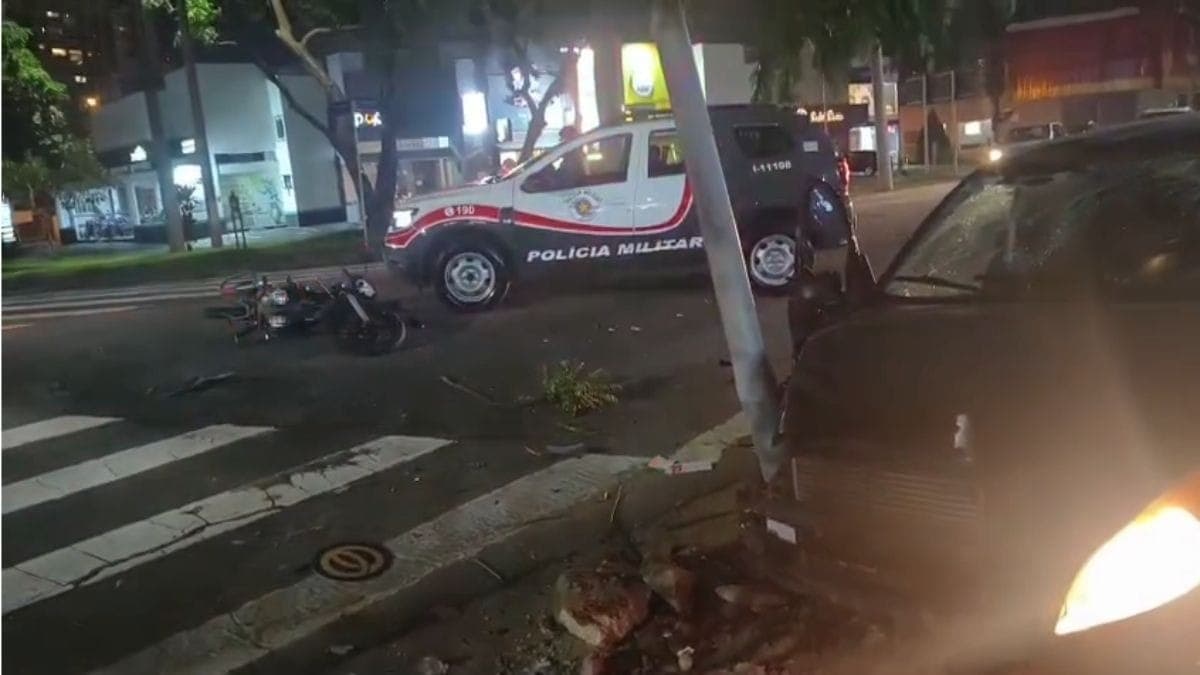 Carro invadiu estacionamento de farmácia 