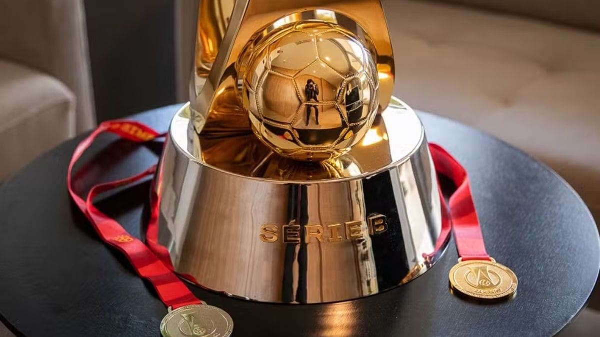 Taça e medalhas da Série B do Brasileirão