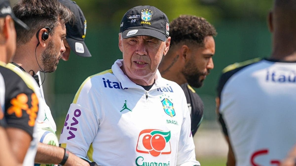 Carlo Ancelotti em treino da Seleção Brasileira