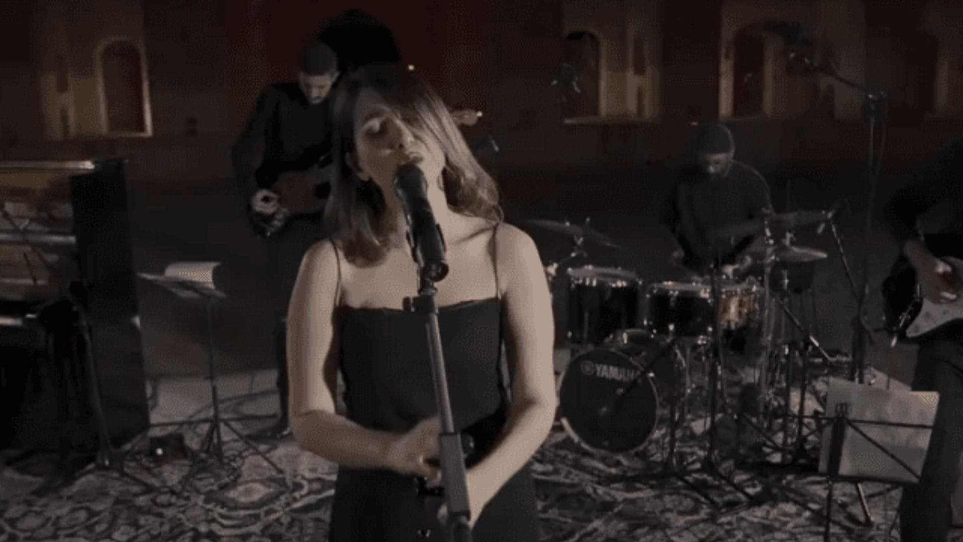 Cantora iraniana Parastoo Ahmadi