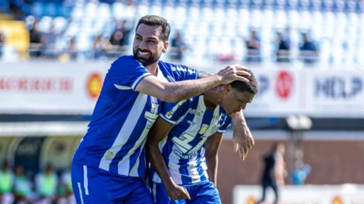 Jean Lucas comemora gol da vitória do Avaí