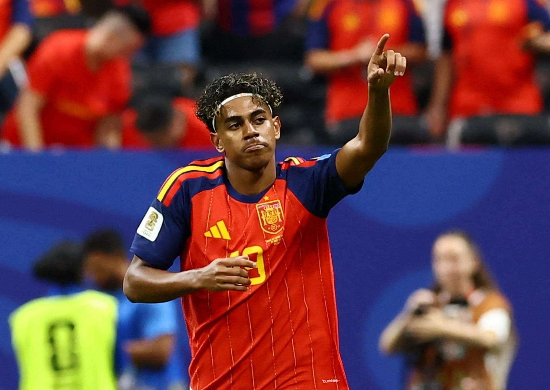 Lamine Yamal comemora gol pela Espanha