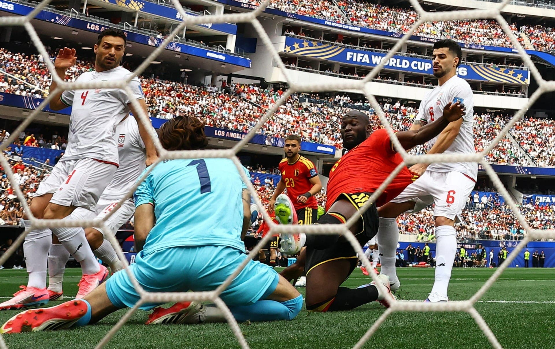 Lukaku divide com o goleiro do Irã
