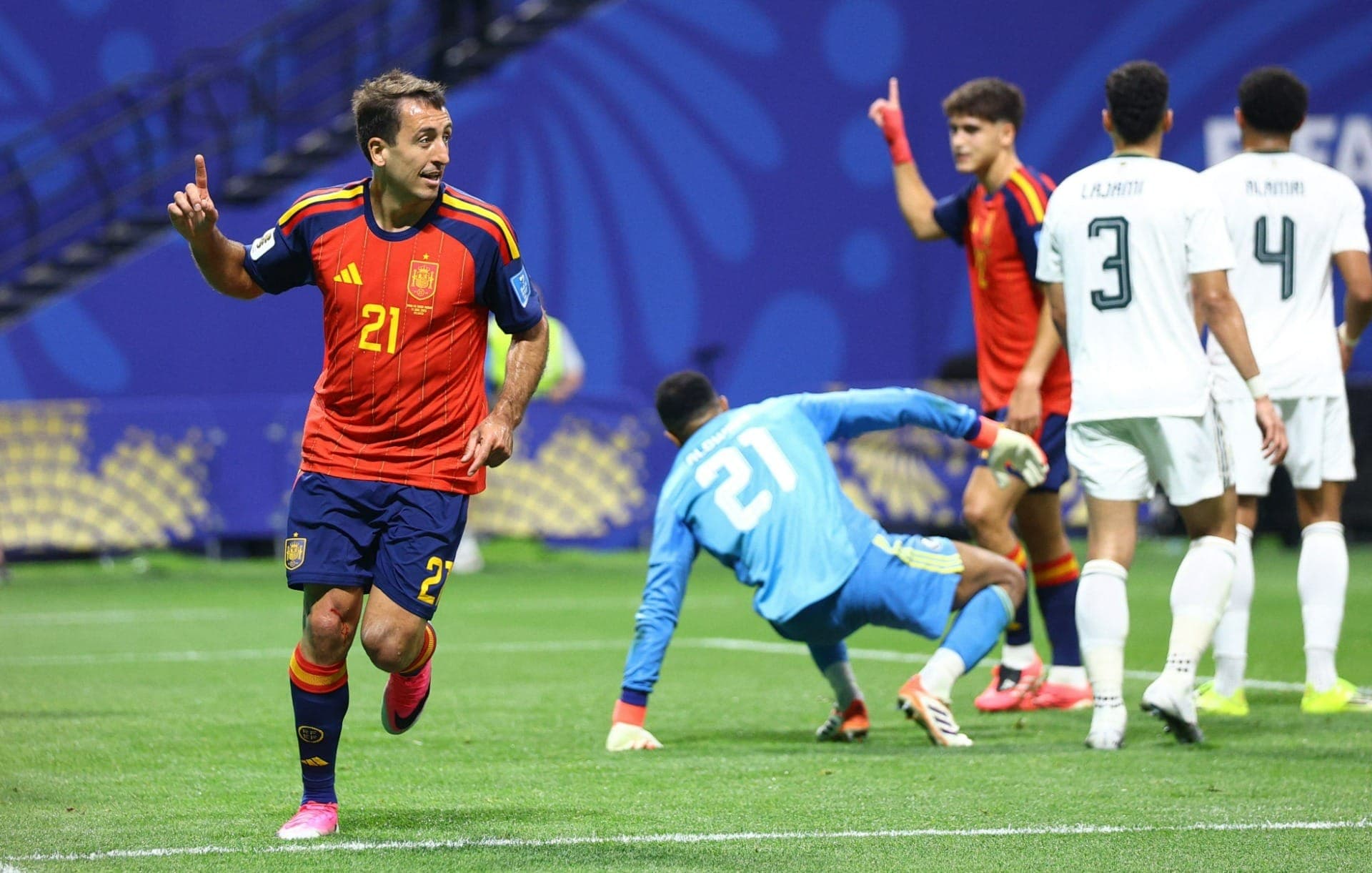 Oyarzabal comemora gol da Espanha