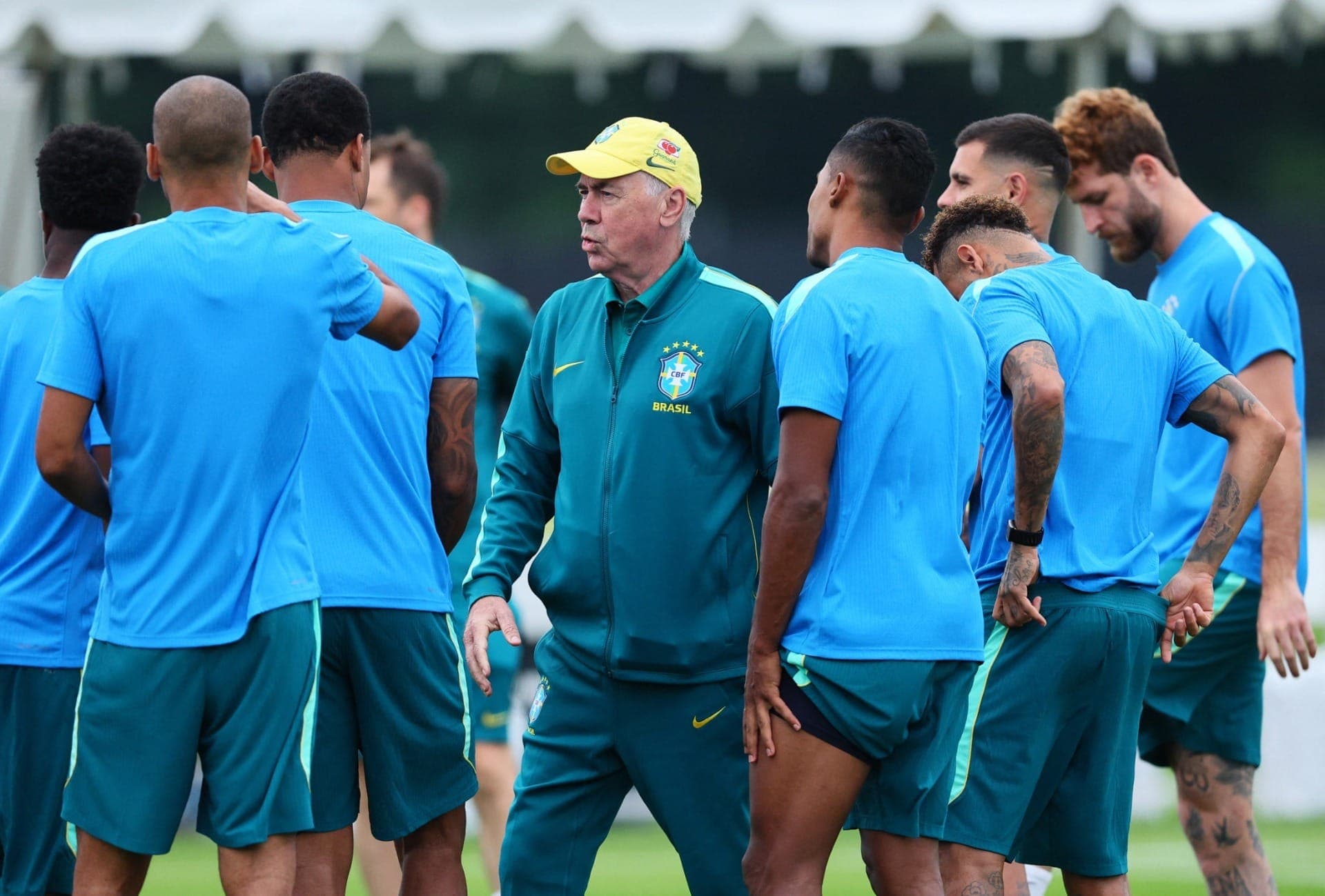 Brasil treina antes do jogo contra a Escócia