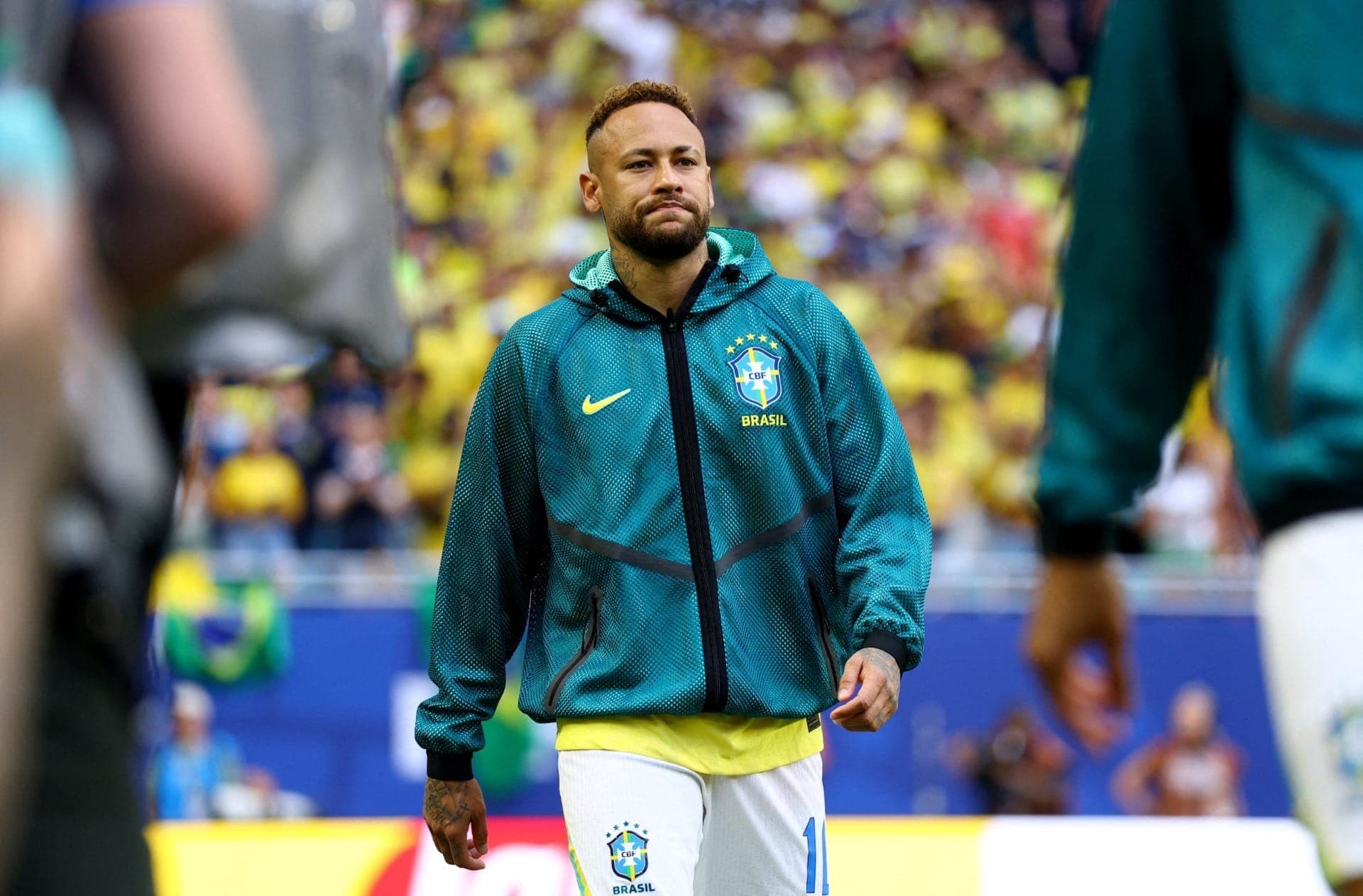Neymar começou o jogo na reserva
