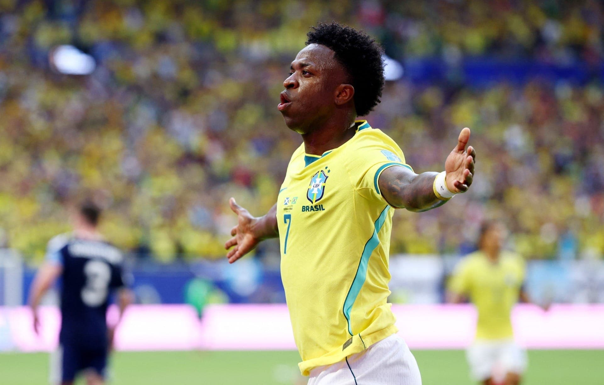 Vinícius Júnior comemora gol contra a Escócia