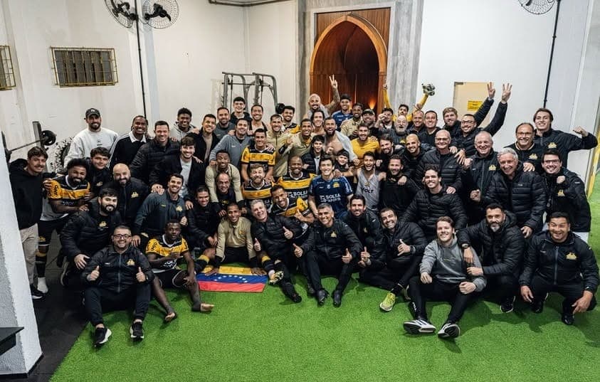 Elenco do Criciúma comemora vitória na Série B