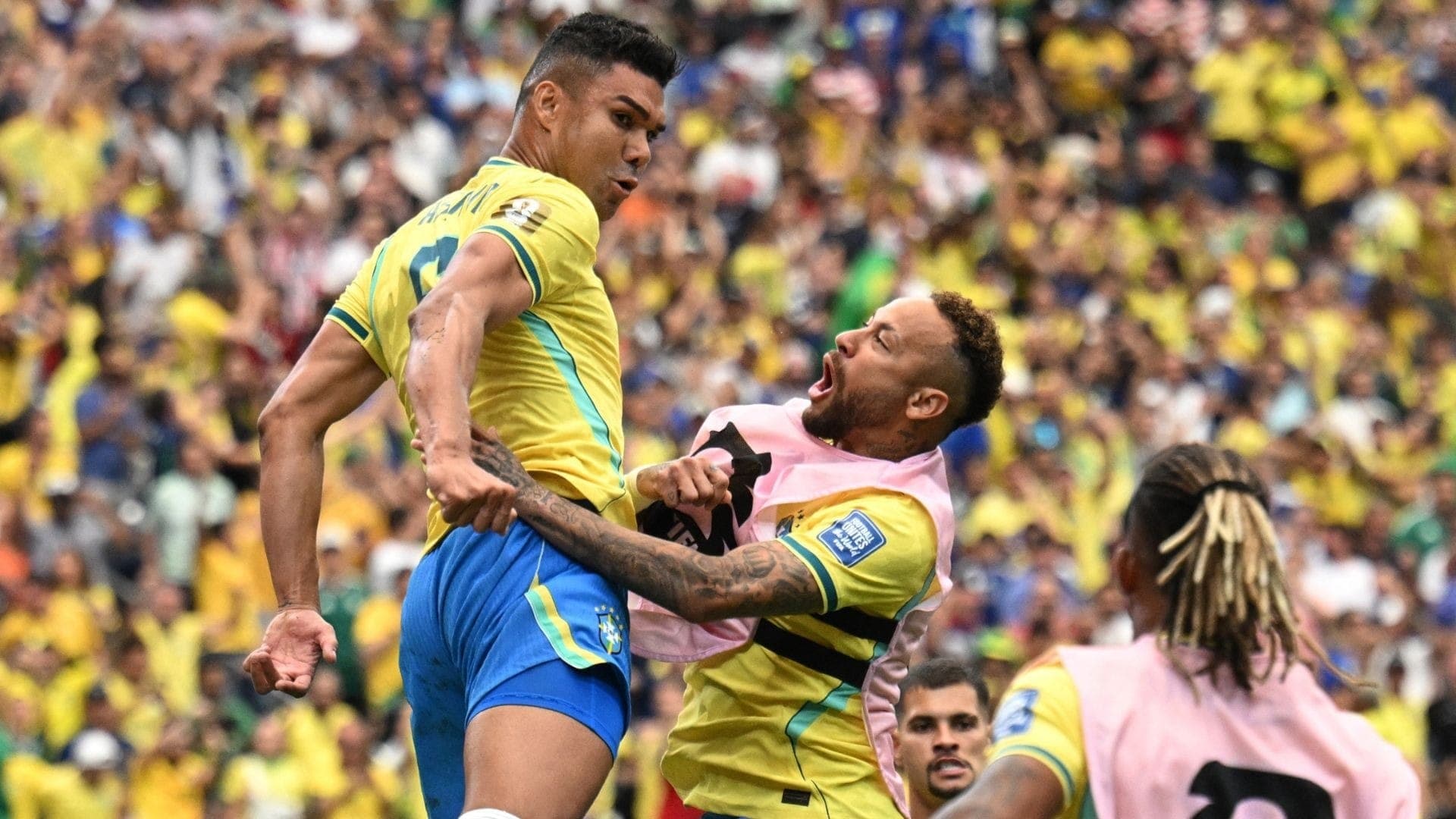 Casemiro e Neymar comemoram o gol de empate 