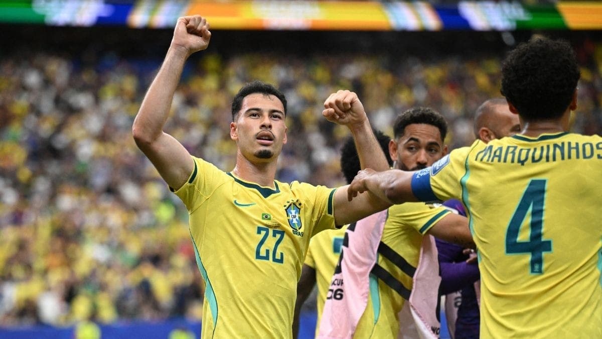 Gabriel Martinelli comemora gol sobre o Japão