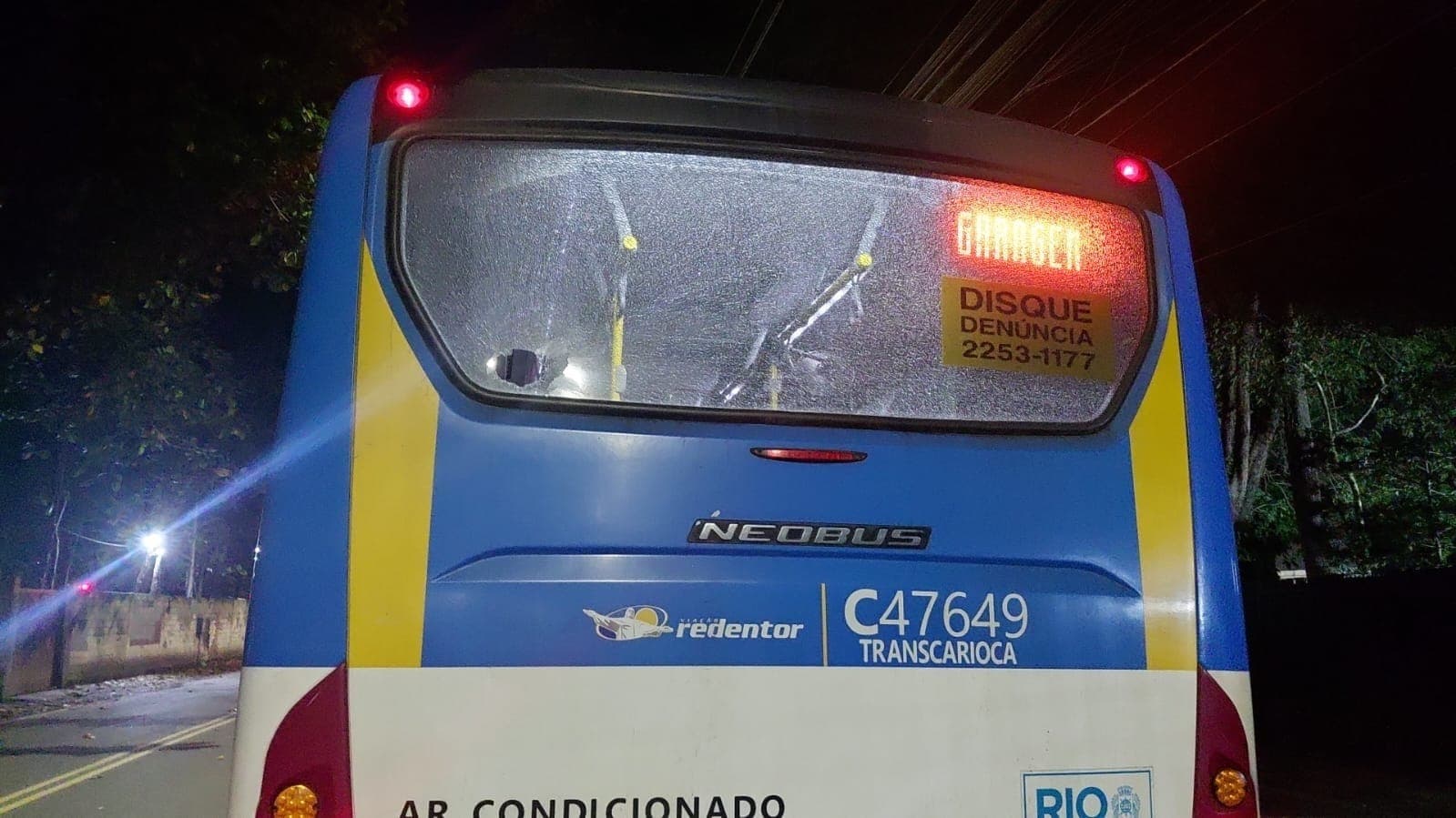 Ônibus depredado
