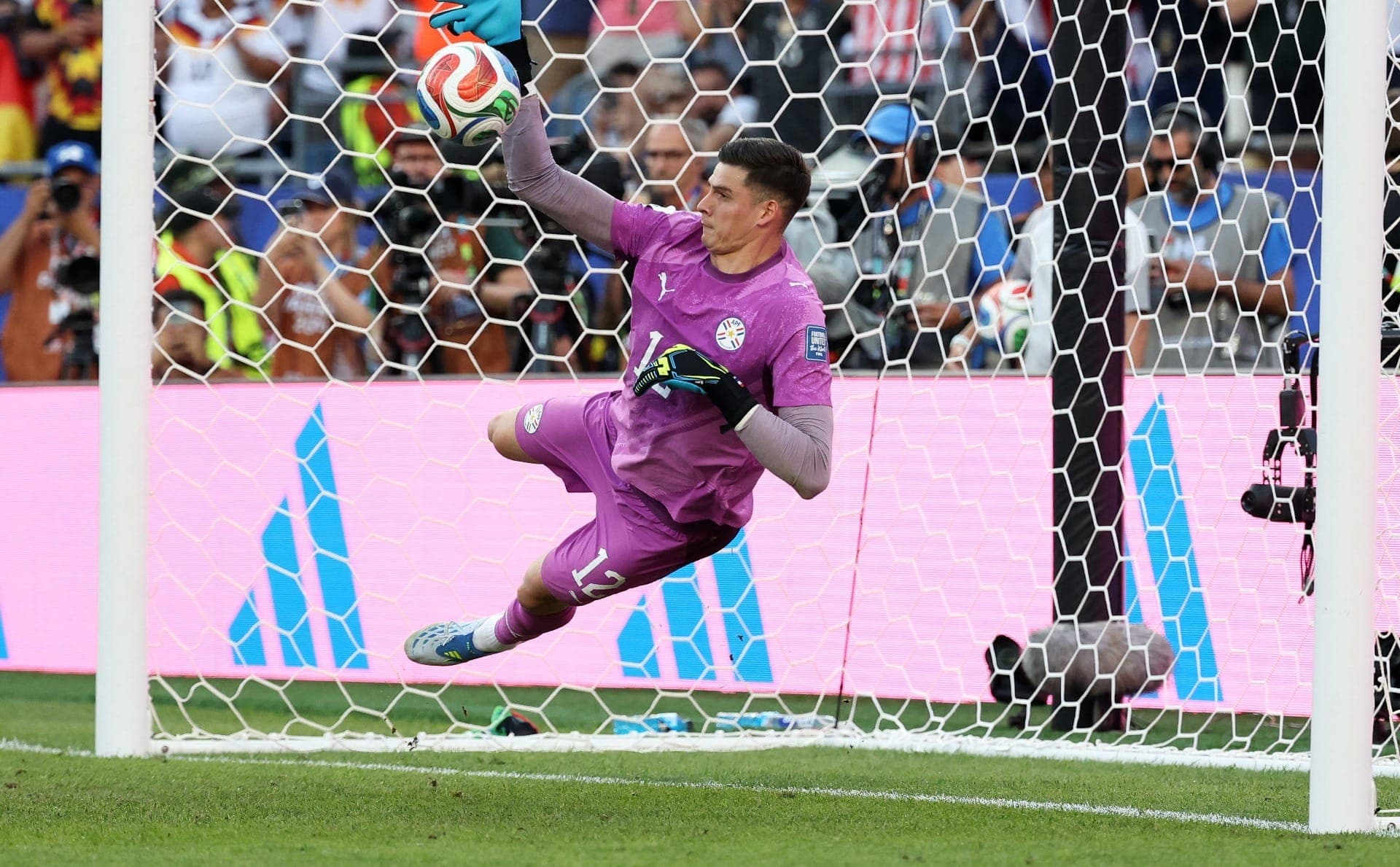 Orlando Gill pega pênalti de Kai Havertz