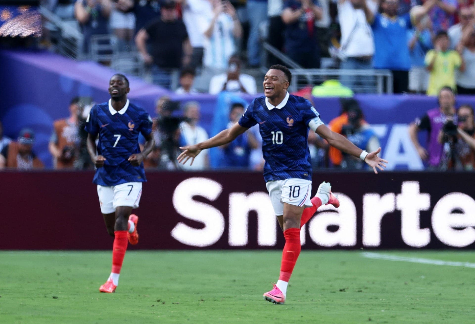 Mbappé comemora gol contra a Suécia