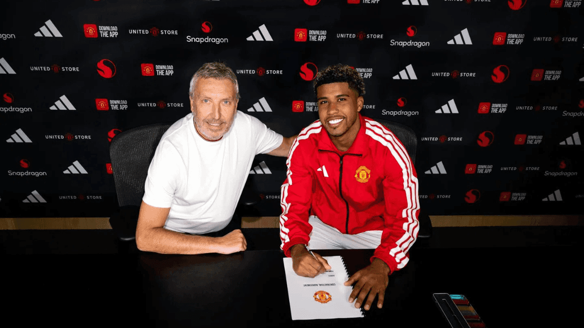 Andrey Santos é anunciado pelo Manchester United