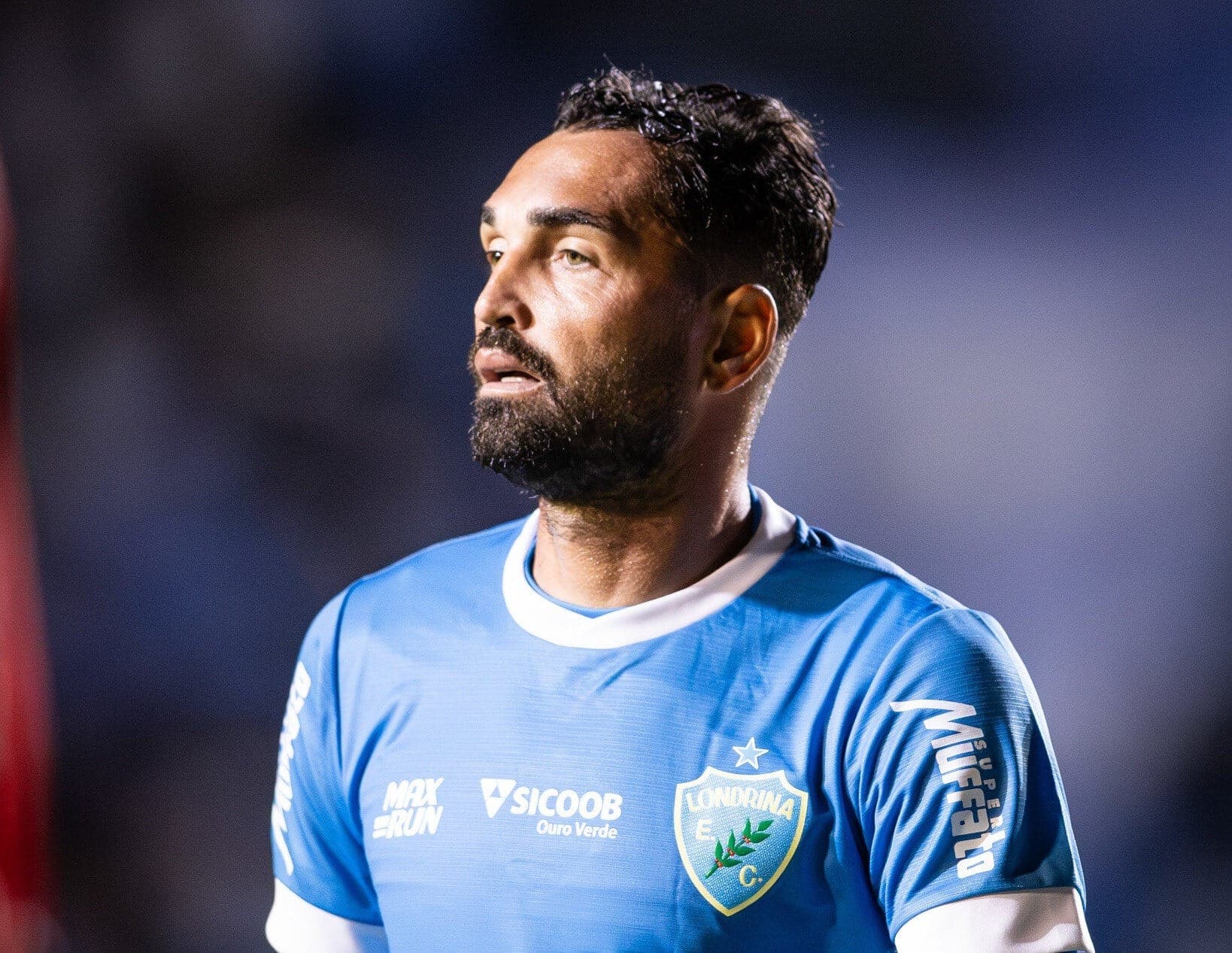 Gilberto, atacante do Londrina, em jogo contra o América-MG