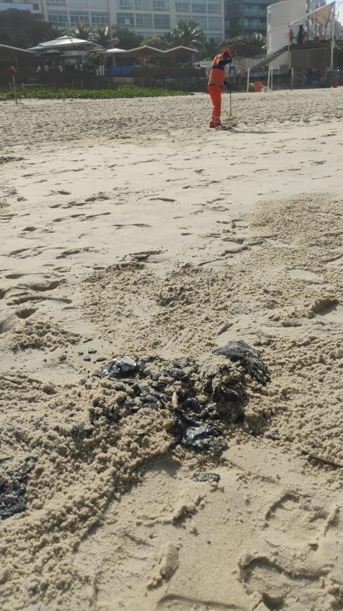 Manchas de óleo na Praia de Ipanema 