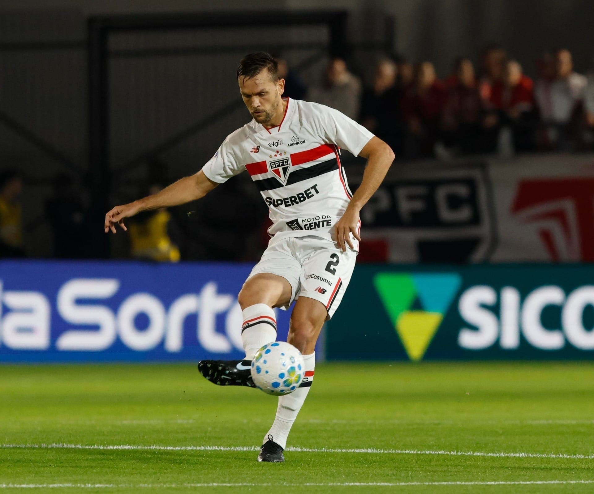 Rafael Tolói se machucou contra o Athletico-PR