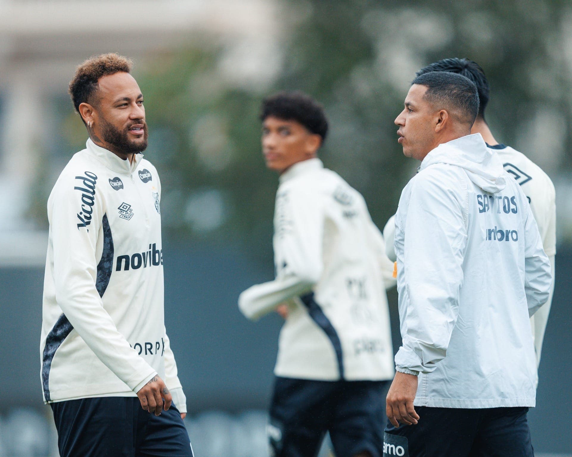 Neymar em treino pelo Santos no CT Rei Pelé