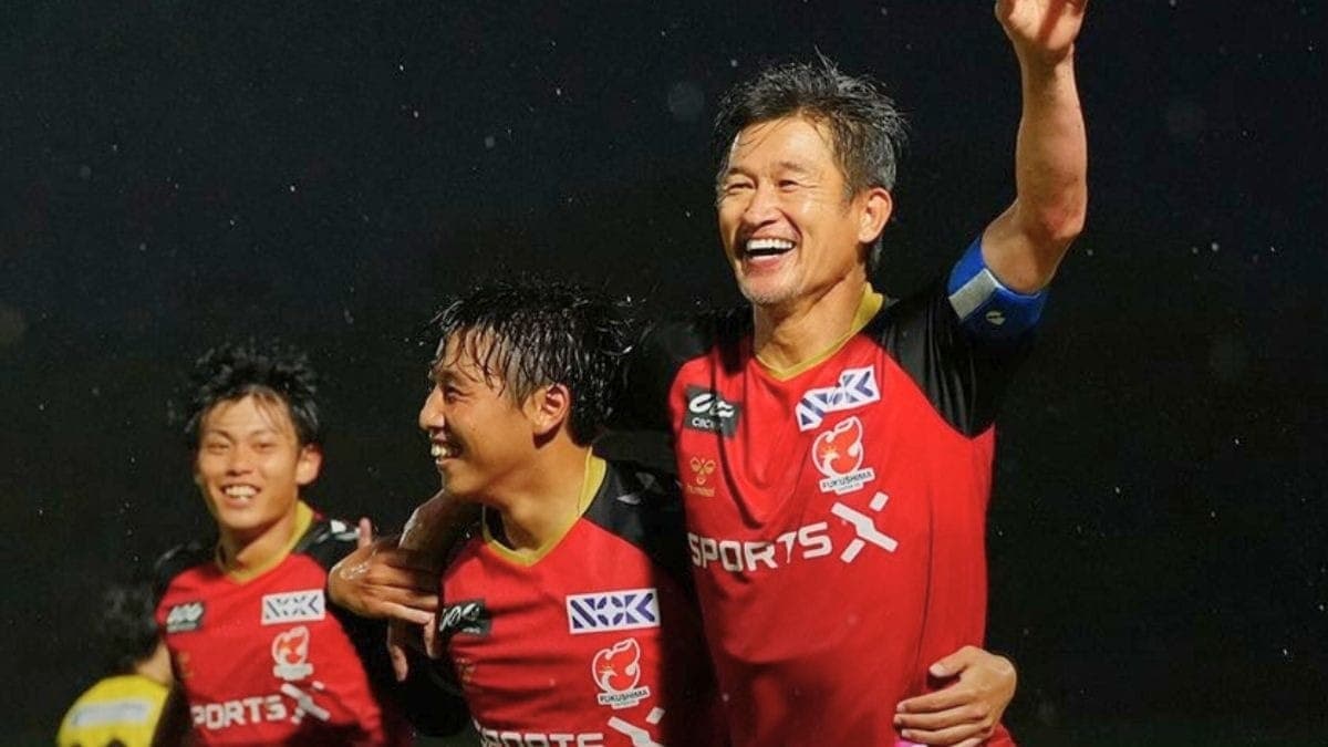 Kazu Miura comemora gol pelo Fukushima United