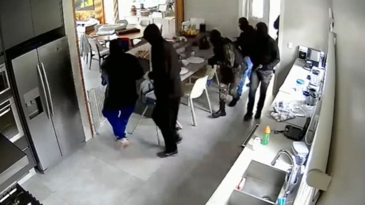 Momento em que a quadrilha invade o imóvel 