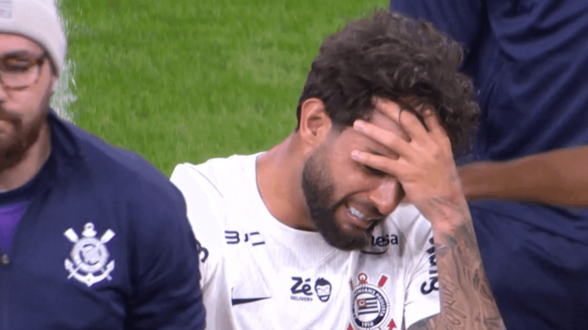 Yuri Alberto sente a coxa e sai chorando