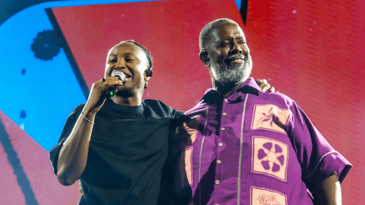 Thiaguinho e Péricles, juntos, no palco