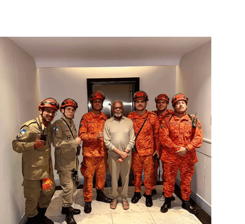 Gilberto Gil após ser resgatado por bombeiros