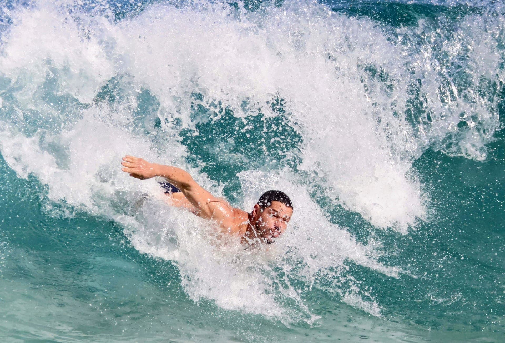 José Loreto arriscou alguns 'jacarés' na praia