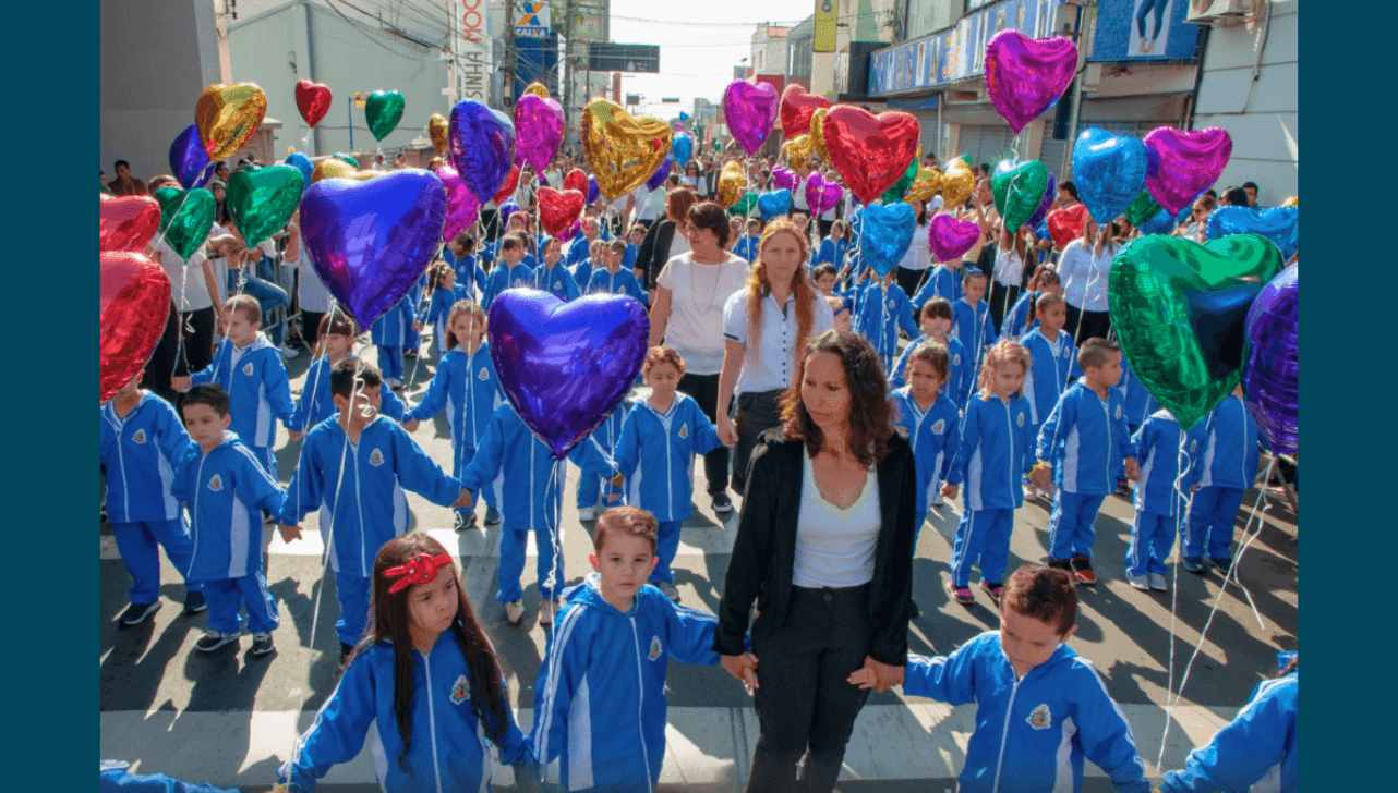 Desfile acontece na Rua XI de Agosto
