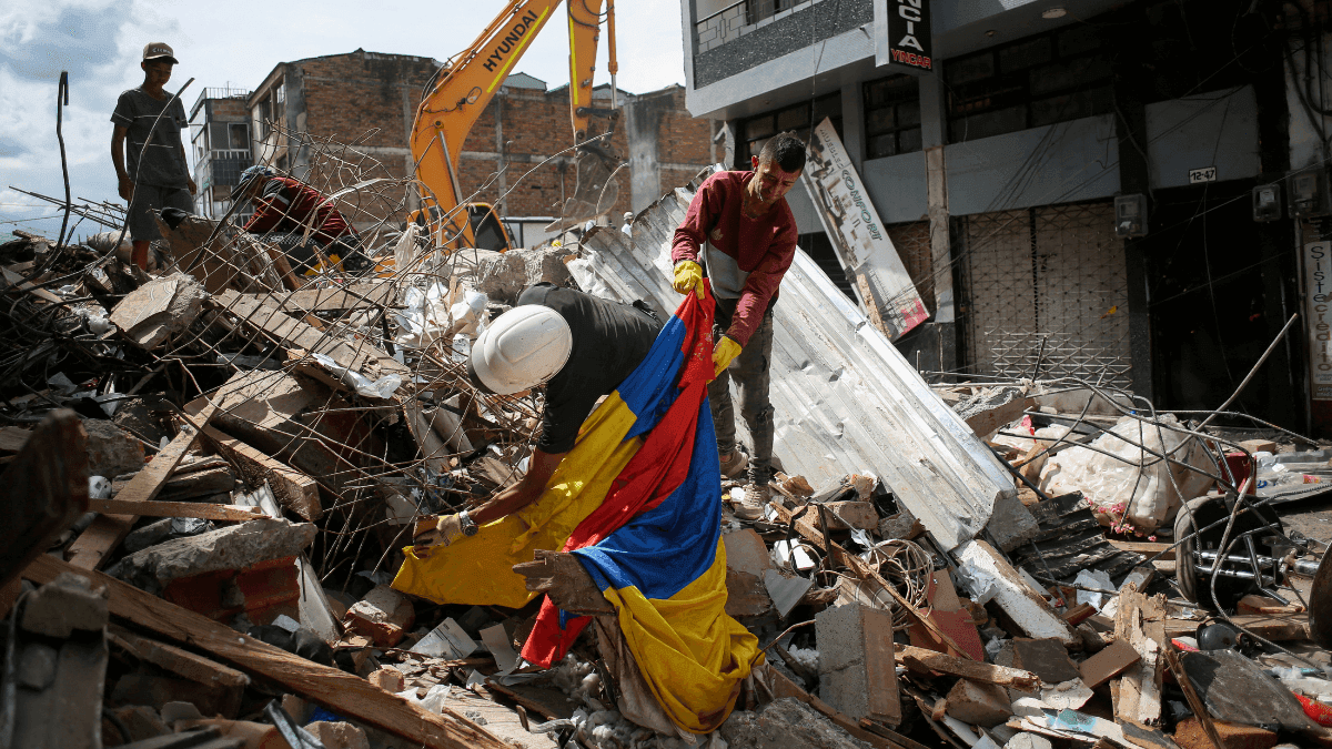 Destroços após terremoto na Colômbia