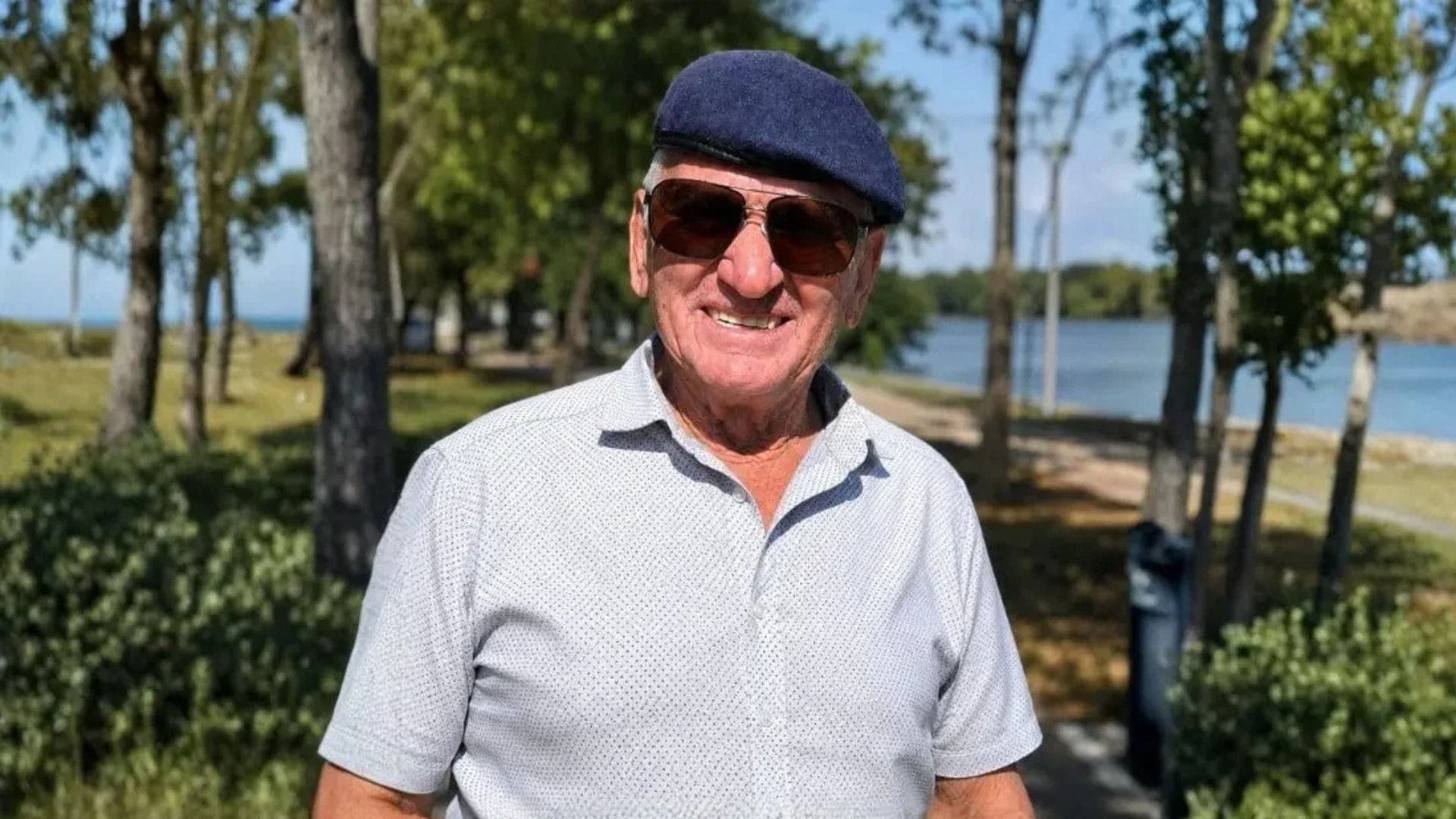 Zé da Bíblia sorrindo ao ar livre em fotografia divulgada após falsa notícia de sua morte.