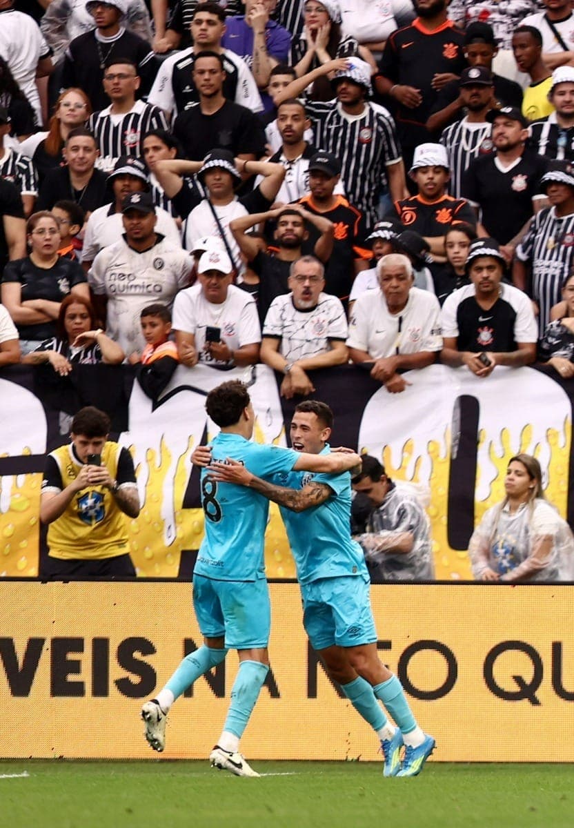 Oliva comemora gol do Santos