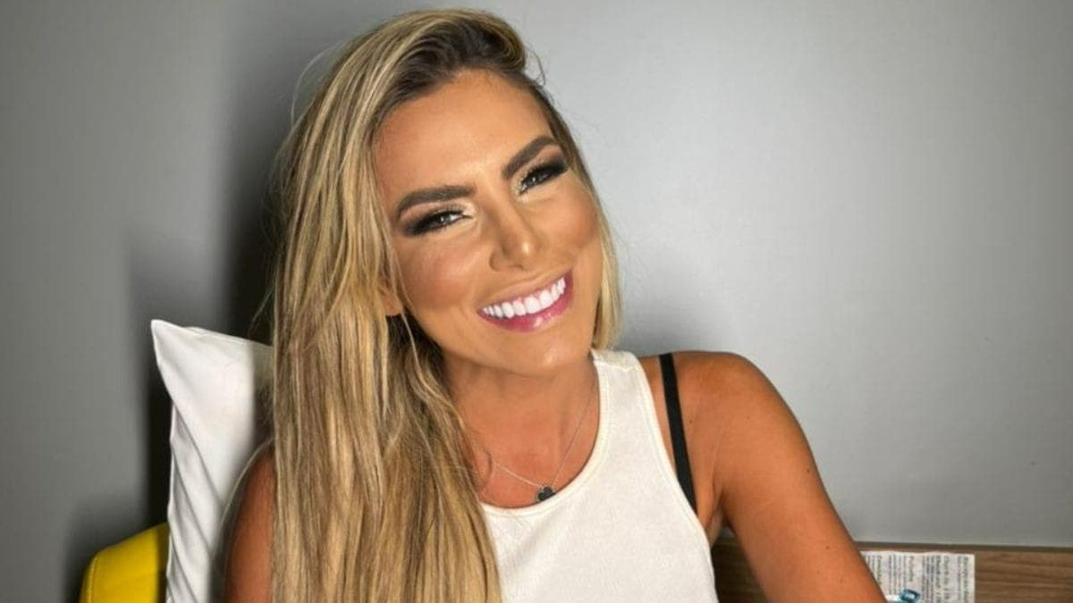 Erika Schneider explica problema com fantasia antes de desfilar pela Águia de Ouro