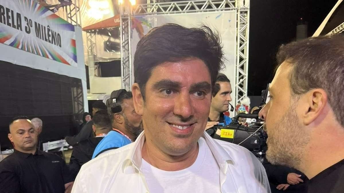 Marcelo Adnet recebe homenagem em desfile de Carnaval em São Paulo